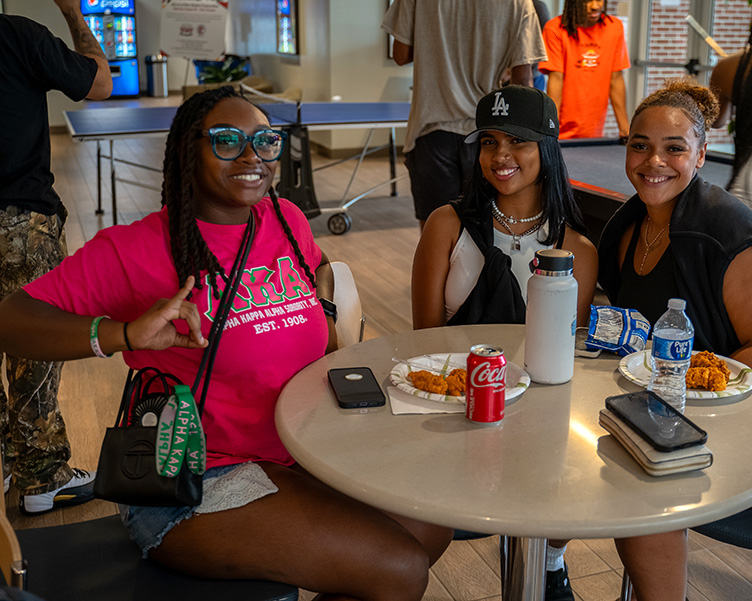 students eating at an orientation event